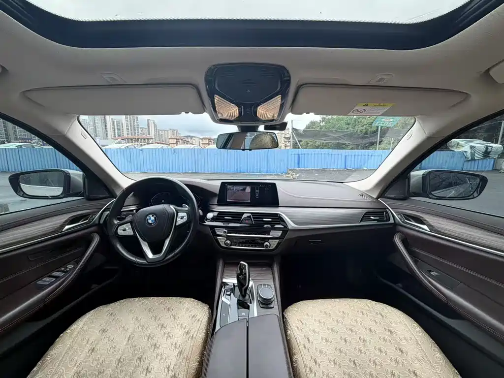 BMW 5 Series — миниатюра 8