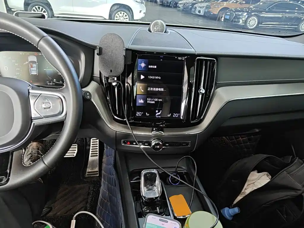 Volvo XC60 PHEV — миниатюра 10