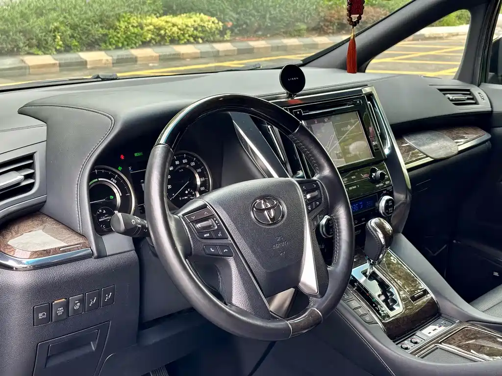 Toyota Vellfire — миниатюра 8