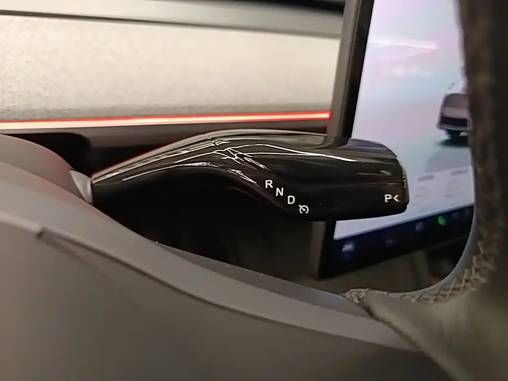 Tesla Model Y — миниатюра 14