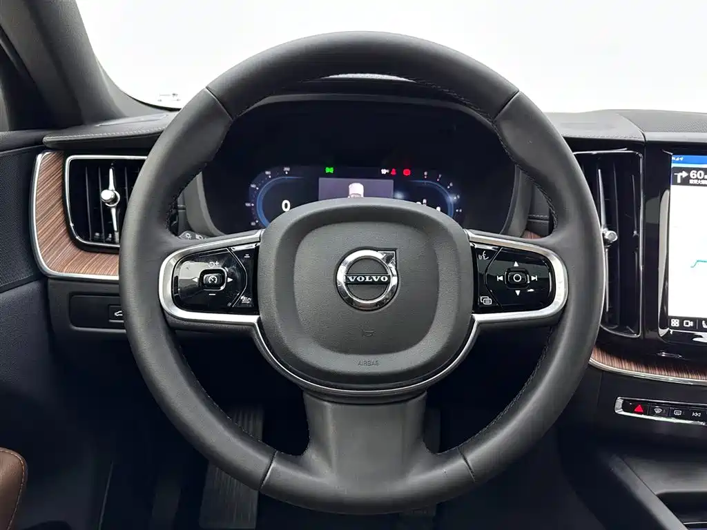 Volvo XC60 2025 B5 Luxury