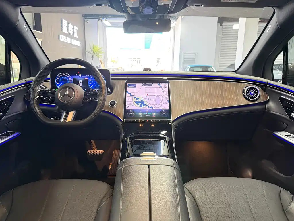 Mercedes-Benz EQE SUV — миниатюра 6