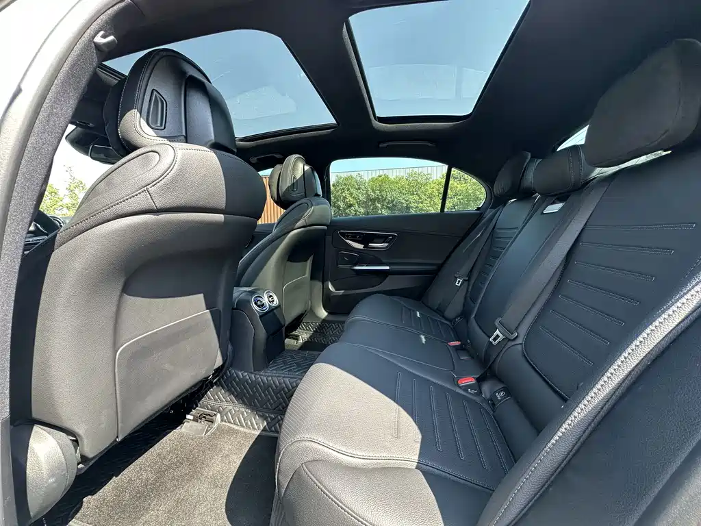 Mercedes-Benz C-Class — миниатюра 6
