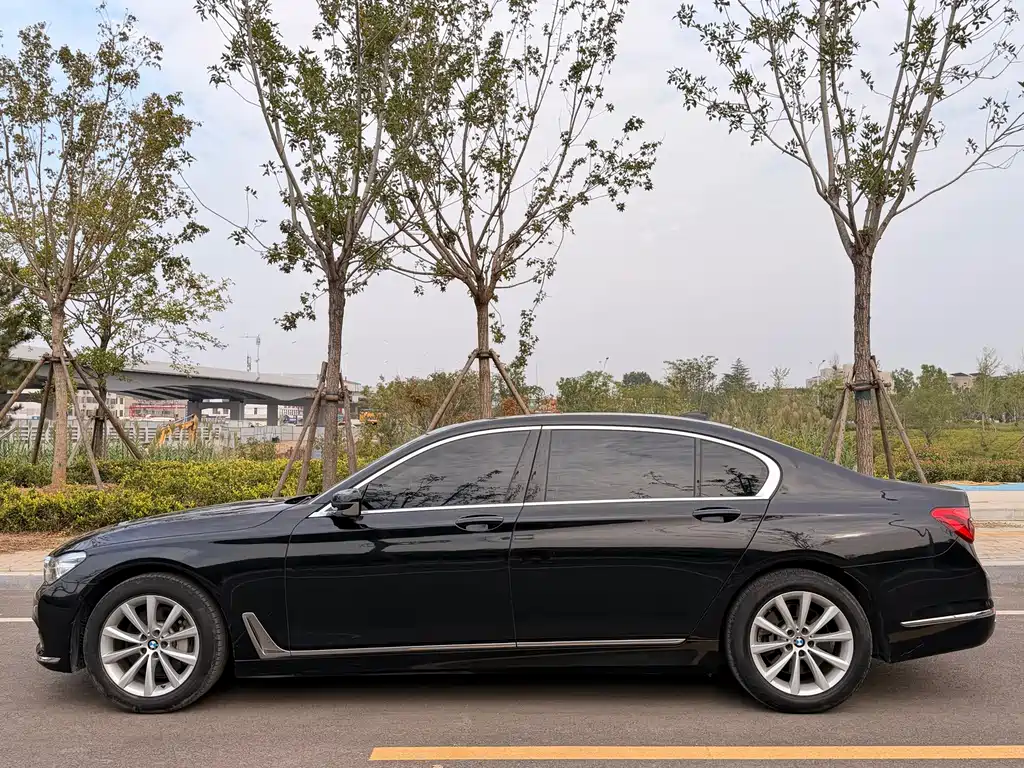 BMW 7 Series — миниатюра 8