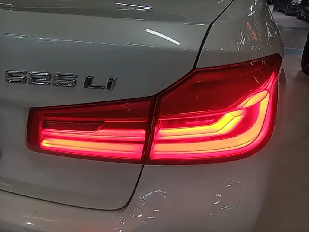 BMW 5 Series — миниатюра 8