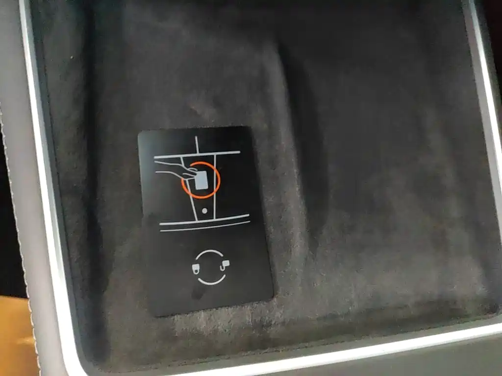 Tesla Model Y — миниатюра 9