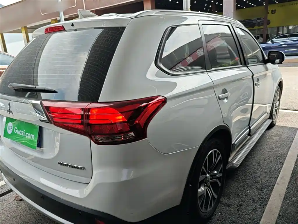 Mitsubishi Outlander 2018 2.0L 7 мест