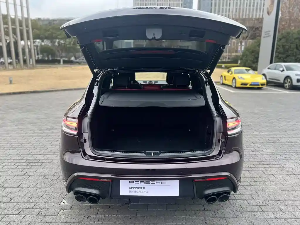 PORSCHE MACAN