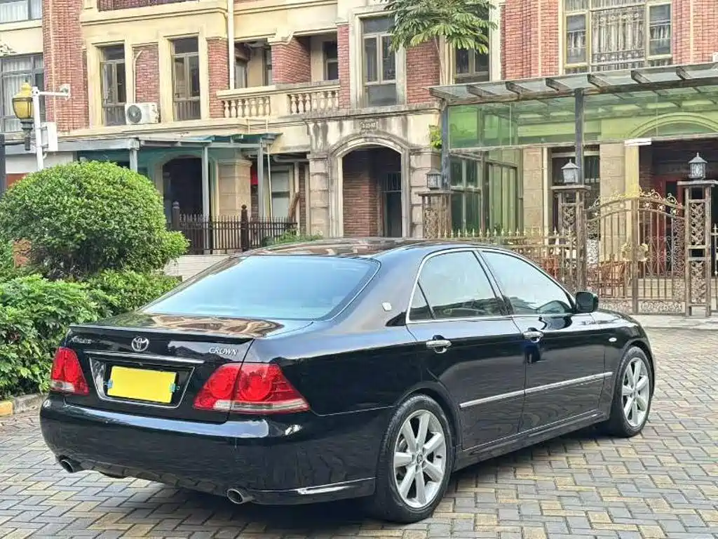 Toyota Crown — миниатюра 4