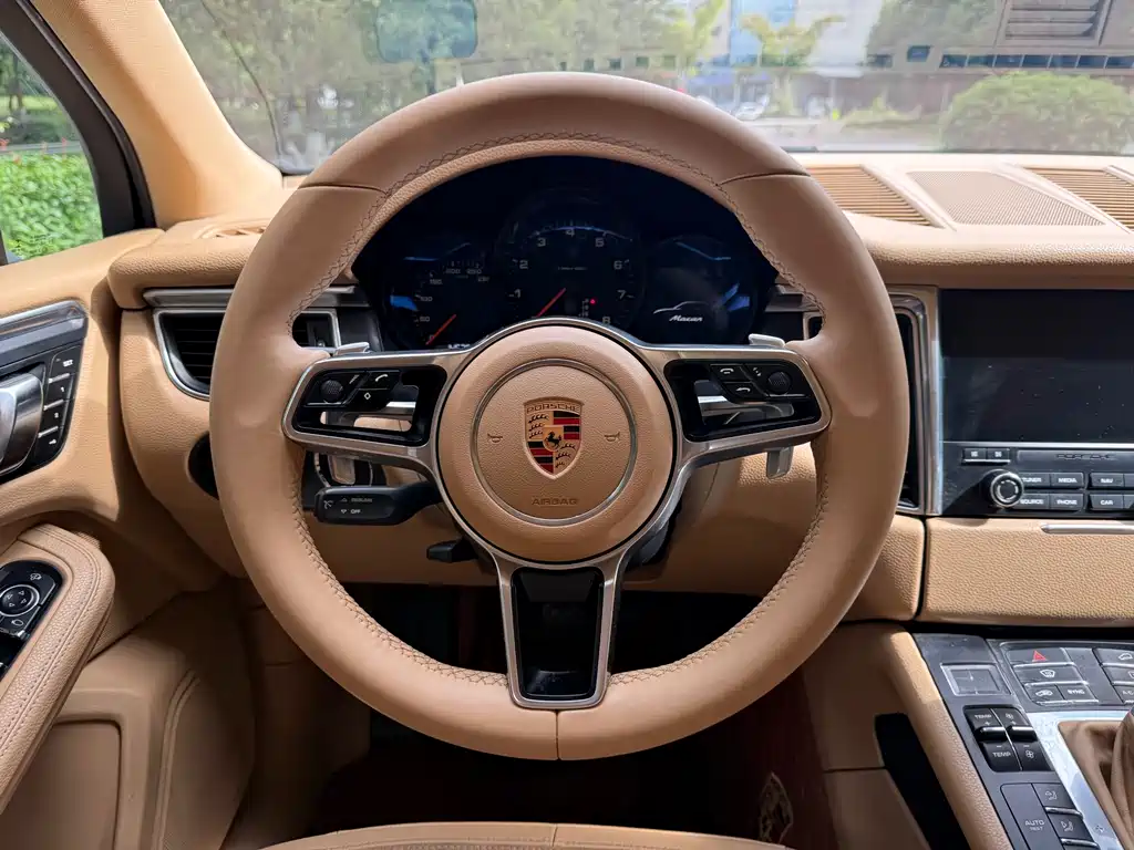 PORSCHE MACAN