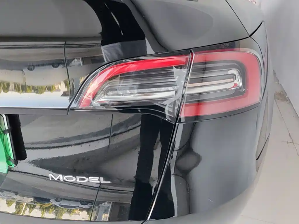 Tesla Model Y — миниатюра 8
