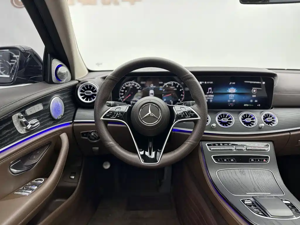 Mercedes-Benz E-Class — миниатюра 12