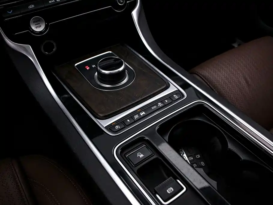 Jaguar XFL — миниатюра 9