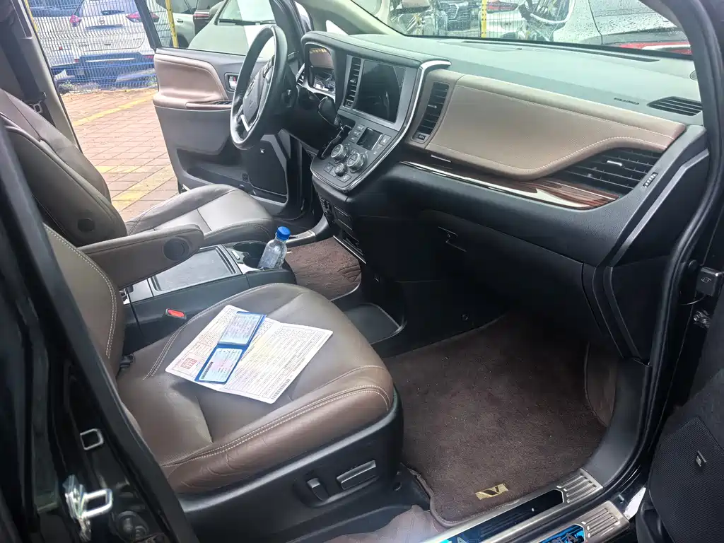 Toyota Sienna — миниатюра 6