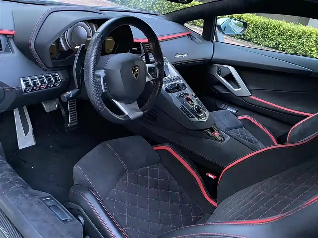 LAMBORGHINI AVENTADOR