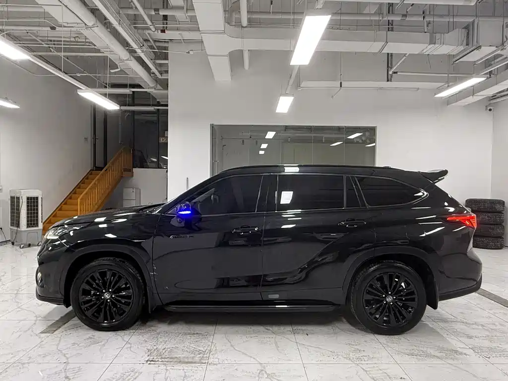 Toyota Highlander 2023 2.5L 7 мест