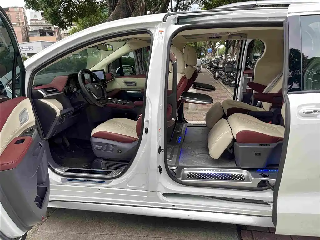 Toyota Granvia — миниатюра 17