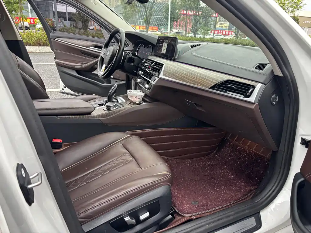 BMW 5 Series — миниатюра 9