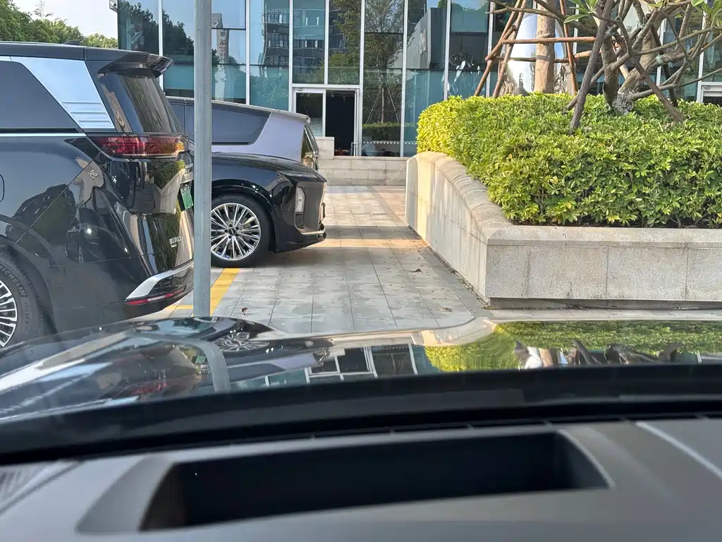 Porsche Cayenne — миниатюра 8