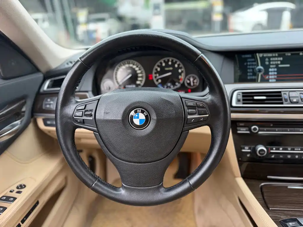 BMW 7 Series — миниатюра 2
