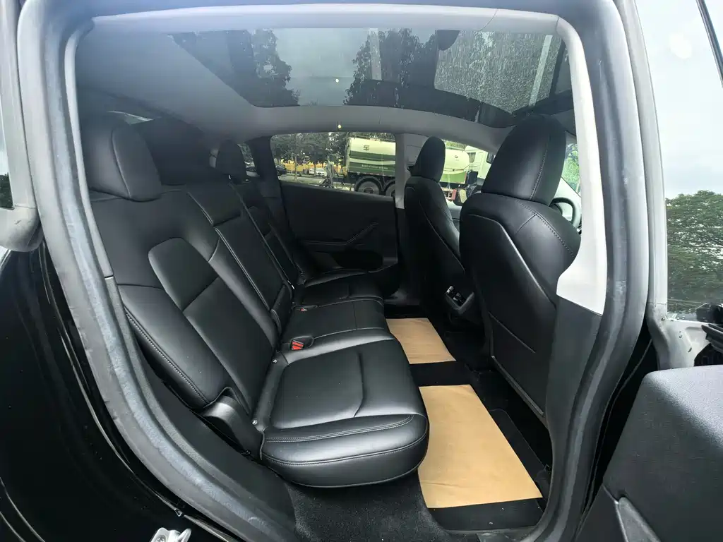 Tesla Model Y — миниатюра 5