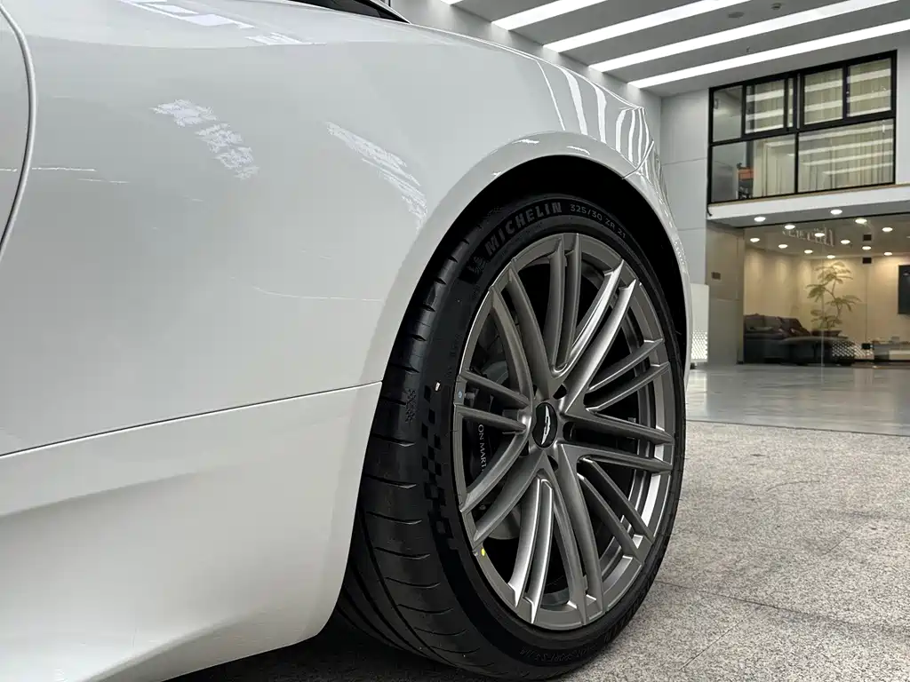 Aston Martin DB12 — миниатюра 7