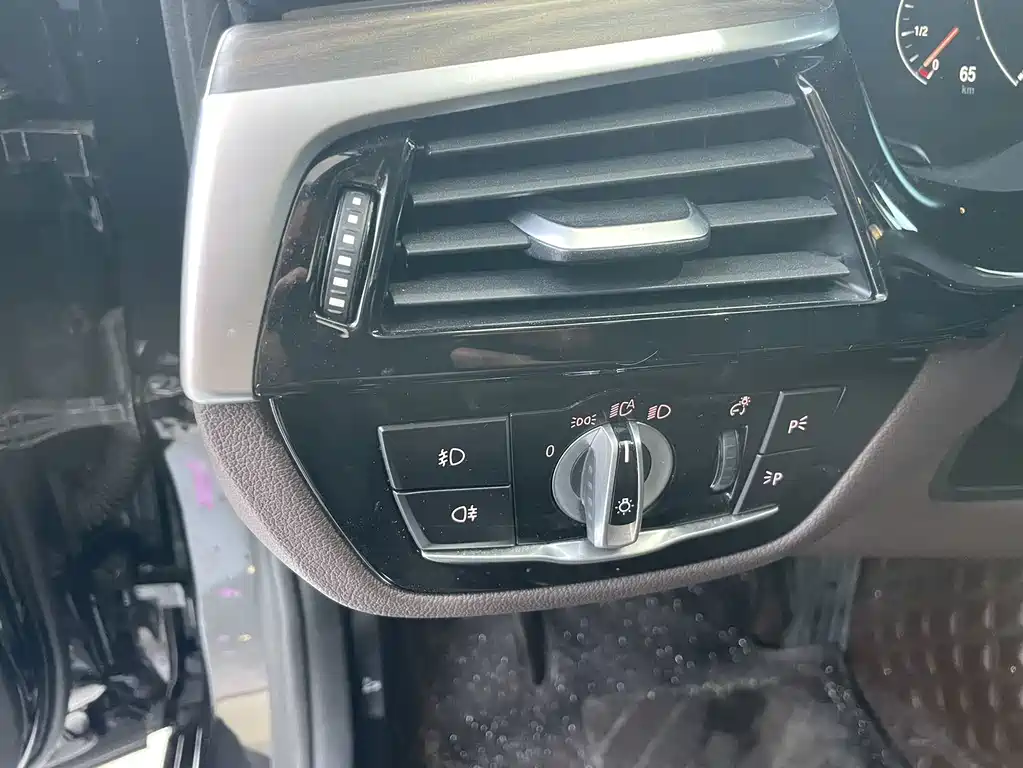 BMW 5 Series New Energy — миниатюра 8