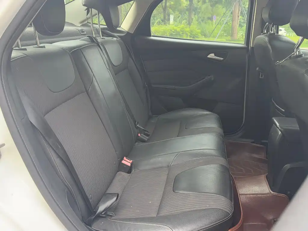 Ford Focus 2012 1.6L AT