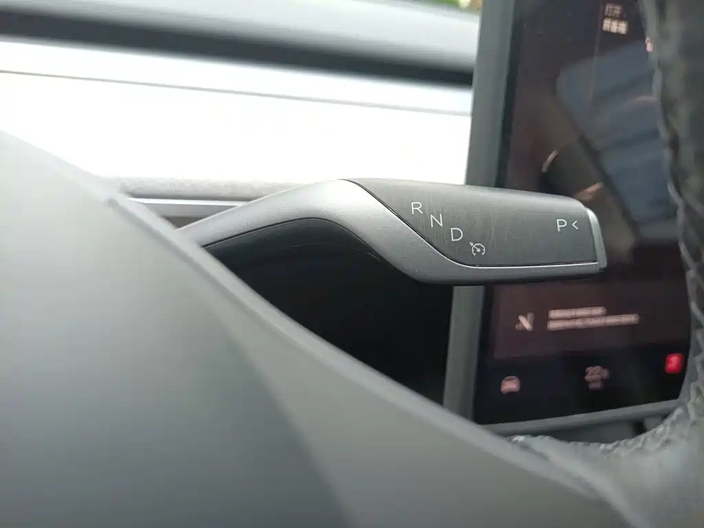 Tesla Model Y — миниатюра 15