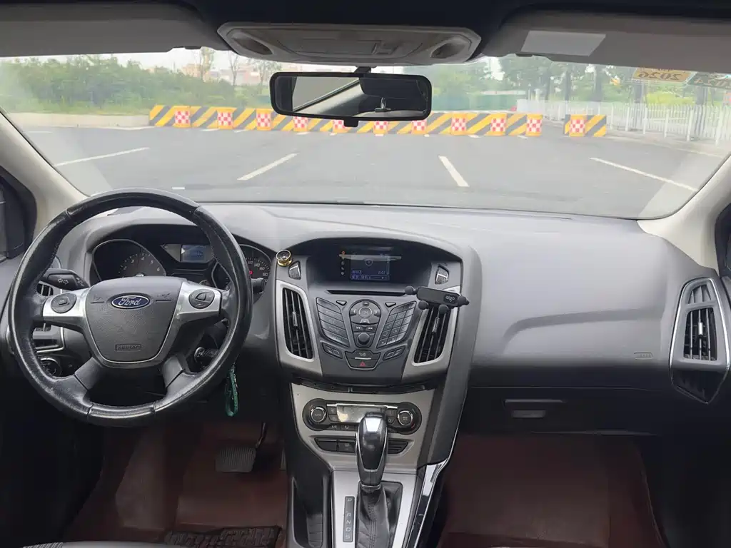 Ford Focus 2012 1.6L AT