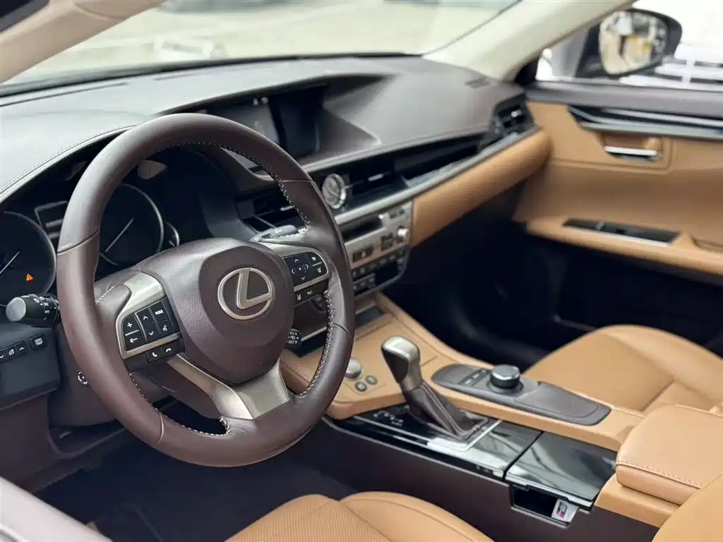 Lexus ES 2015 300h Comfort