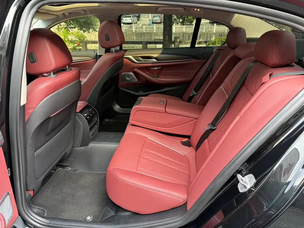 BMW 5 Series — миниатюра 13