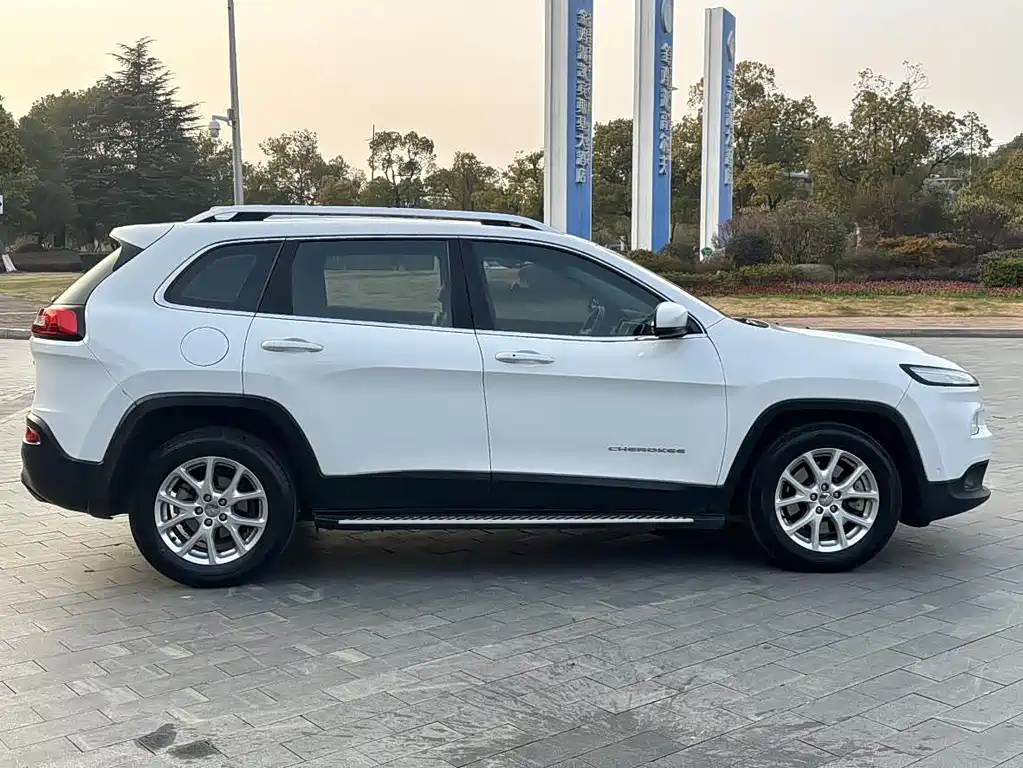 Jeep Cherokee (Import) — миниатюра 8