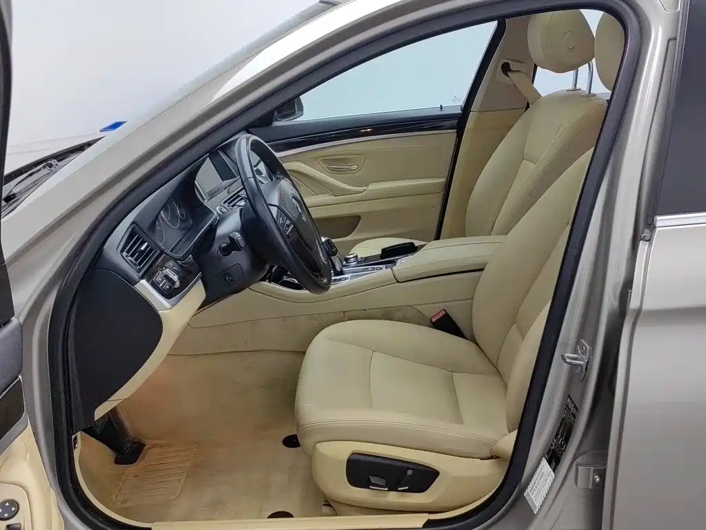 BMW 5 Series — миниатюра 10