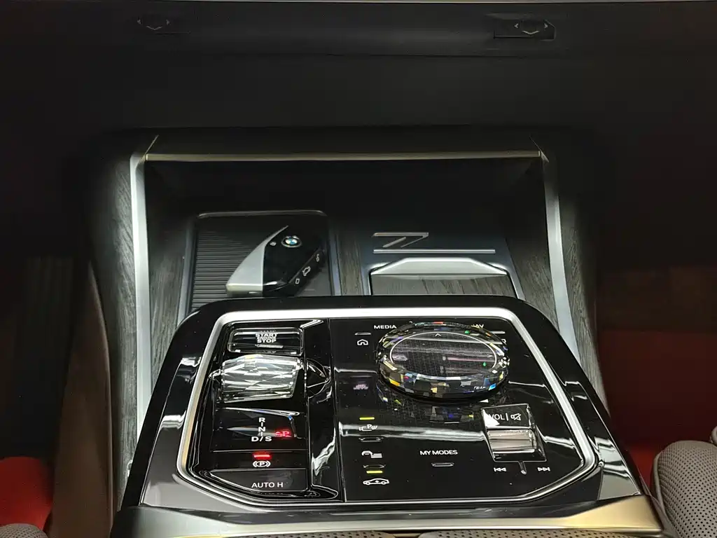 BMW 7 Series — миниатюра 23