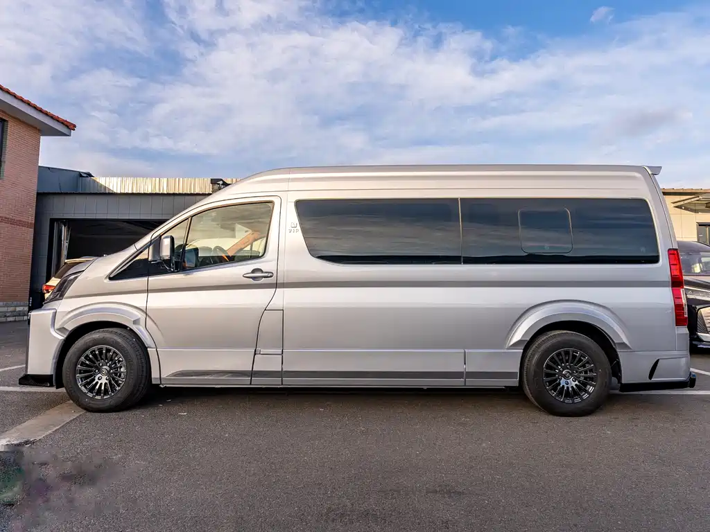 Toyota HiAce 2024 3.5L AT