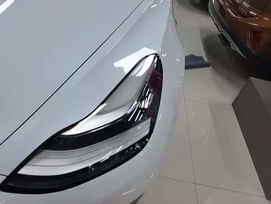 Tesla Model 3 — миниатюра 5