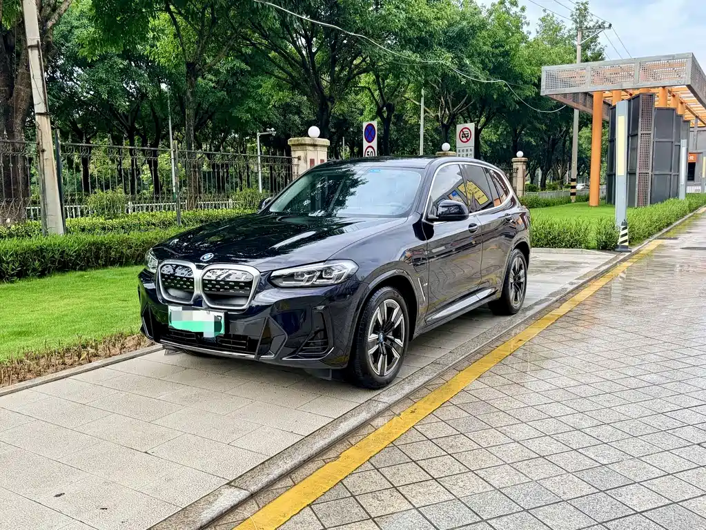 BMW iX3 2024