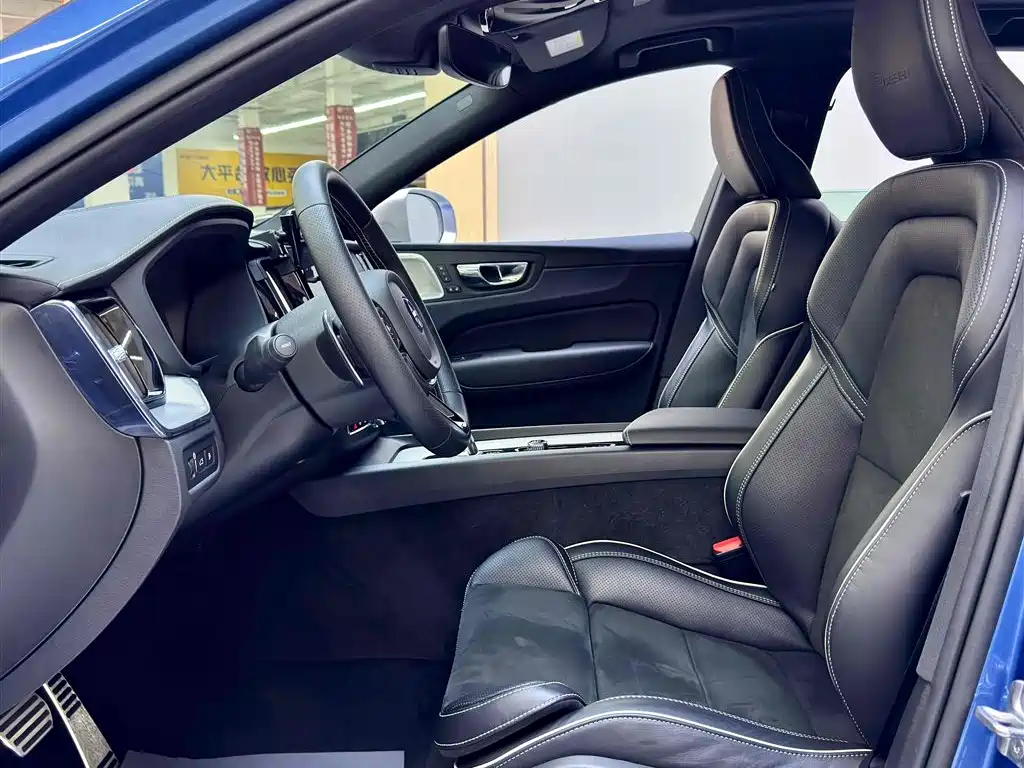 Volvo XC60 PHEV — миниатюра 5