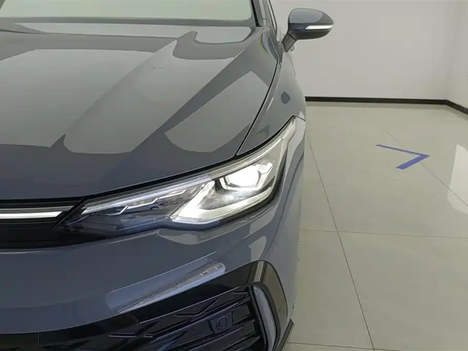 Volkswagen Golf 2025 300TSI R-Line