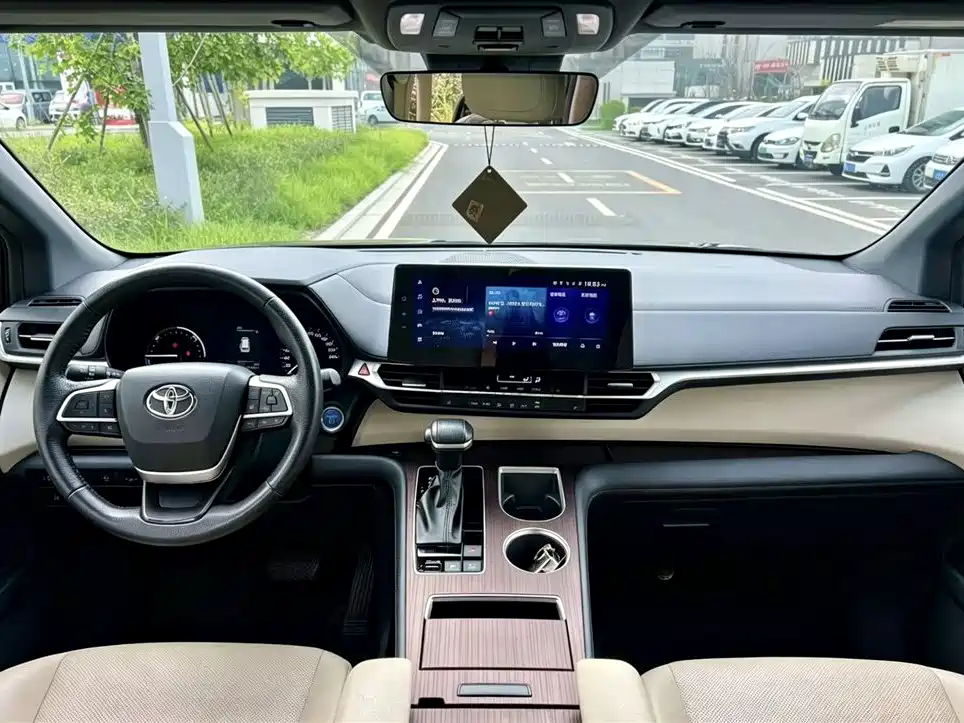 Toyota Granvia 2023 2.5L Luxury PLUS