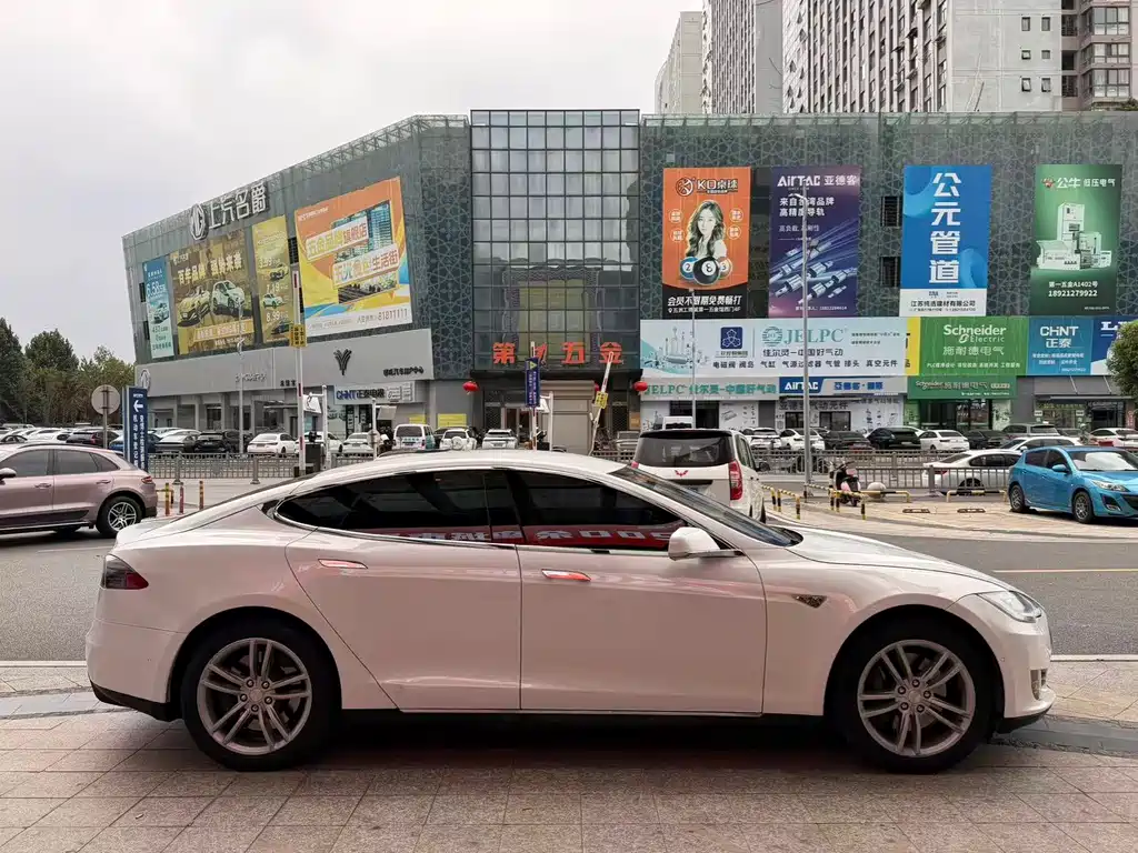 Tesla Model S — миниатюра 4