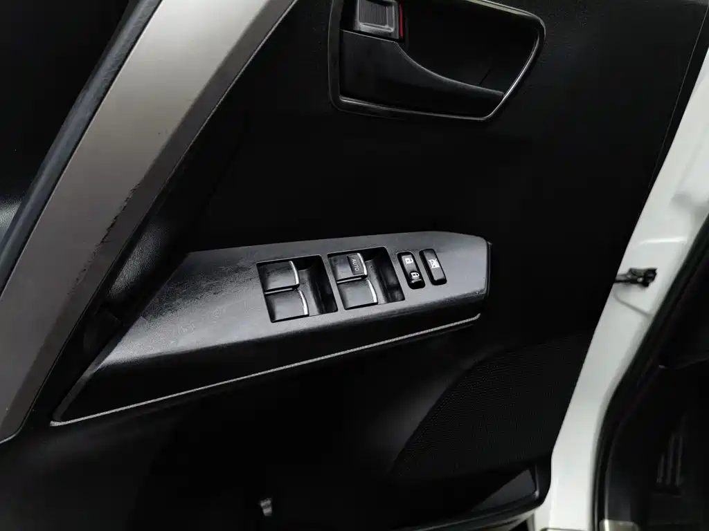 Toyota RAV4 — миниатюра 9