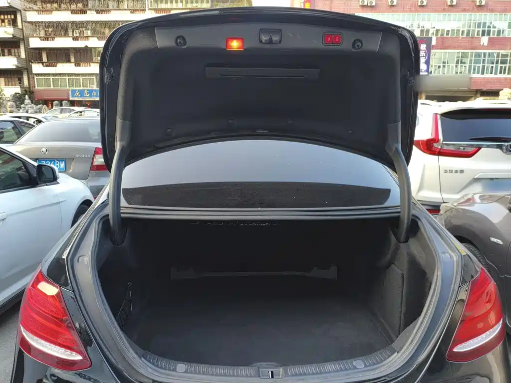 Mercedes-Benz E-Class — миниатюра 19