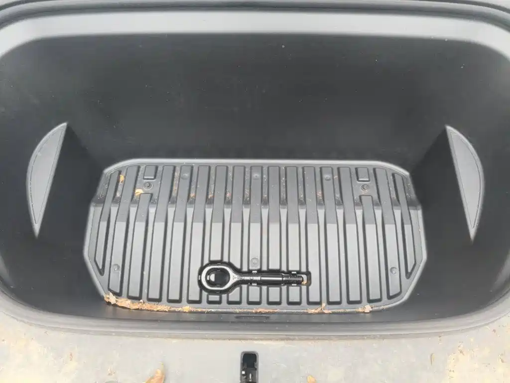 Tesla Model Y — миниатюра 11