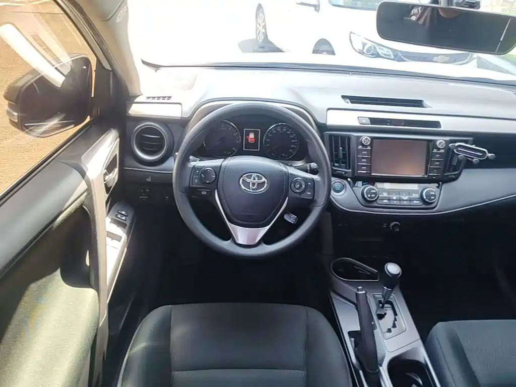 Toyota RAV4 — миниатюра 3