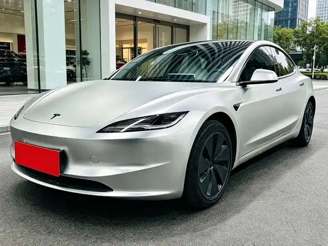 2025 Tesla Model 3 - zdjęcie 1 z 9