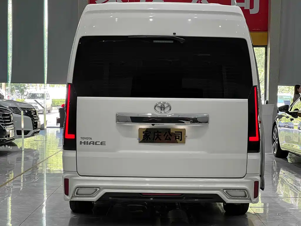 Toyota HiAce 2022 3.5L AT