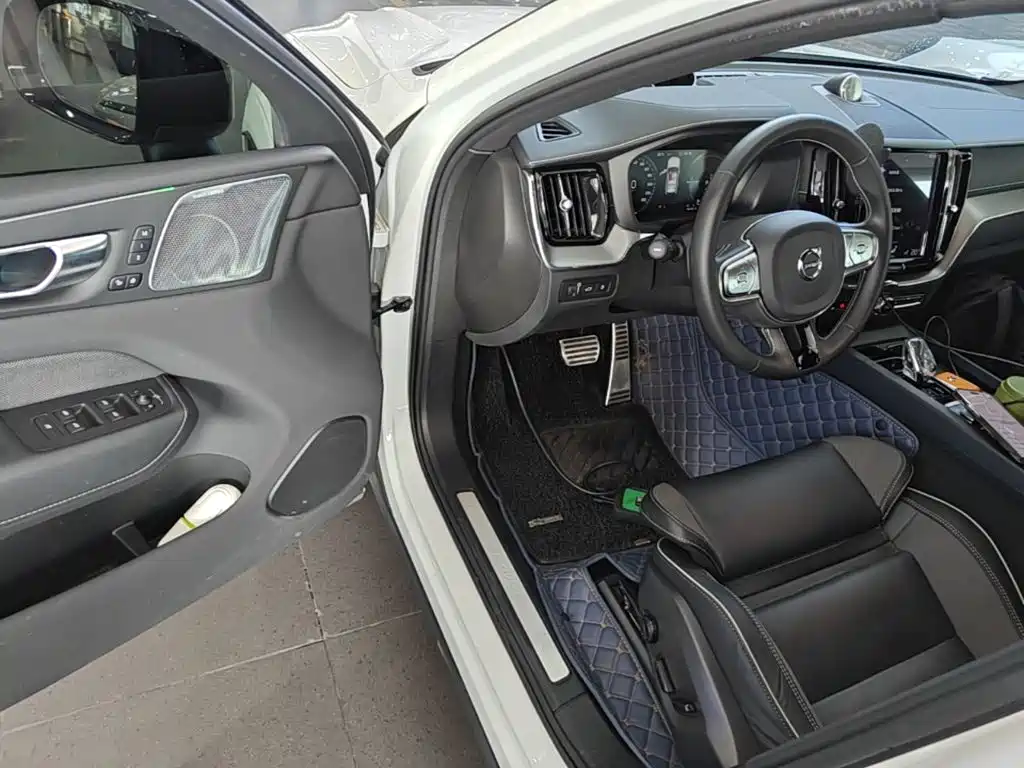 Volvo XC60 PHEV — миниатюра 16