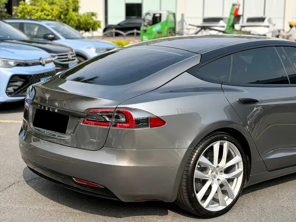 Tesla Model S — миниатюра 3
